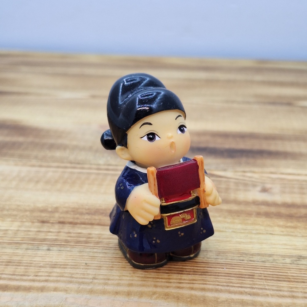 Authentic Japanese Souvenirs Girl‎ figurine 2.5" Resin